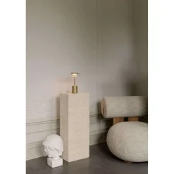 Dekorationsbelysning ^ Nuura Aps Nuura LED-batteridrevet bordlampe Blossi, højde 26 cm, guldfarvet/klar
