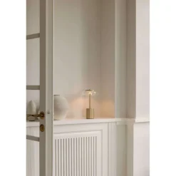 Dekorationsbelysning ^ Nuura Aps Nuura LED-batteridrevet bordlampe Blossi, højde 26 cm, guldfarvet/klar