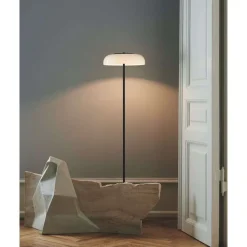Gulvlamper ^ Nuura Aps Nuura LED-gulvlampe Blossi, højde 120 cm, sort/opal