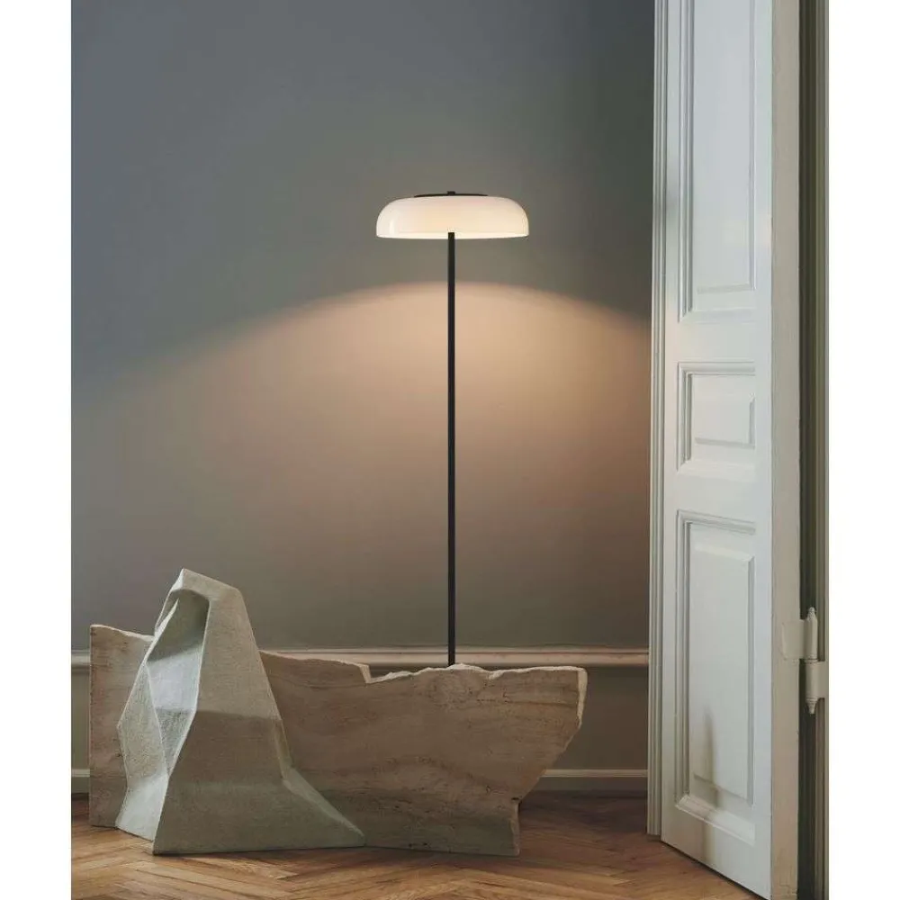 Gulvlamper ^ Nuura Aps Nuura LED-gulvlampe Blossi, højde 120 cm, sort/opal