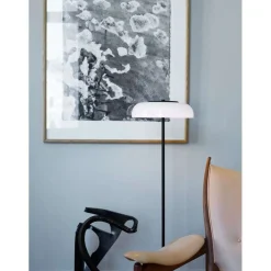 Gulvlamper ^ Nuura Aps Nuura LED-gulvlampe Blossi, højde 120 cm, sort/opal