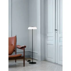 Gulvlamper ^ Nuura Aps Nuura LED-gulvlampe Blossi, højde 120 cm, sort/opal