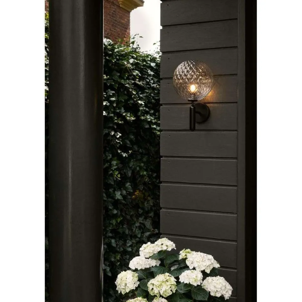 Terrassebelysning ^ Nuura Aps Nuura udendørs væglampe Miira, Ø 20 cm, sort/klar