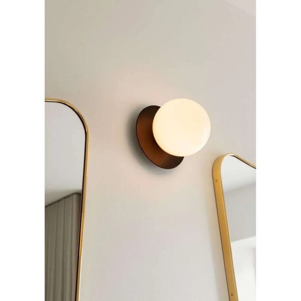 Nuura Aps Væg- Og Spejllamper|Væglamper > Nuura væglampe Liila 1, IP44, Ø 16,5 cm, bronze/opal