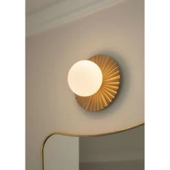 Nuura Aps Væg- Og Spejllamper > Nuura væglampe Liila Muuse, Ø 20 cm, IP44, guld/opal