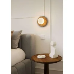Nuura Aps Væg- Og Spejllamper > Nuura væglampe Liila Muuse, Ø 20 cm, IP44, guld/opal