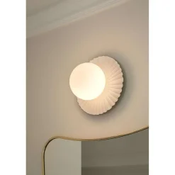 Nuura Aps Væg- Og Spejllamper|Væglamper > Nuura væglampe Liila Muuse, Ø 20 cm IP44, hvid/opal