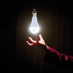 OSRAM Led Pærer > LED-pære E27 8W mat 2700K genopladeligt batteri nødlys