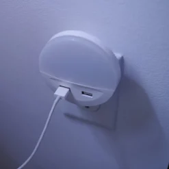 Natlys ^ OSRAM LED-stikkontaktnattelys LUNETTA USB, hvid, Ø 9 cm