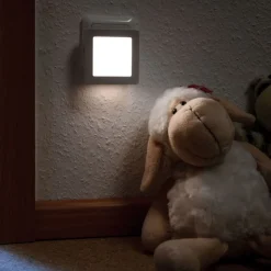 Paulmann Væglamper > Esby LED-natlampe, stikkontakt, kantet