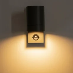 Væglampe Med Sensor ^ Näve Rombe udendørs væglampe med sensor, 1 lyskilde
