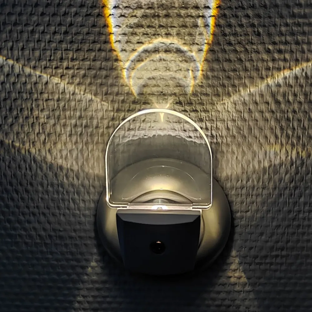 Niermann Standby Natlys > Slim LED-natlampe til stikkontakt, med sensor