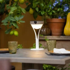 Les Jardins Solcellelamper > Tyble LED solcellebordlampe, hvid/teak, 2.700 K, 200 lm