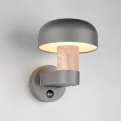 Væglampe Med Sensor ^ Trio Lighting Udendørs væglampe Fraser Sensor, grå/trælook, aluminium IP54 E27