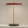 UMAGE Bordlamper > LED-batteridrevet bordlampe Asteria Move rubinrød/messing 31 cm