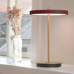 UMAGE Bordlamper > LED-batteridrevet bordlampe Asteria Move rubinrød/messing 31 cm