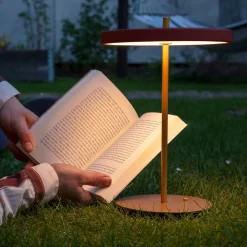 UMAGE Bordlamper > LED-batteridrevet bordlampe Asteria Move rubinrød/messing 31 cm
