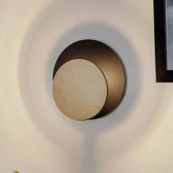 Væglamper|Væglamper ^ EMIBIG LIGHTING Væglampe Circle i sort med trædekorplade