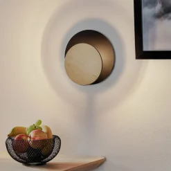 Væglamper|Væglamper ^ EMIBIG LIGHTING Væglampe Circle i sort med trædekorplade