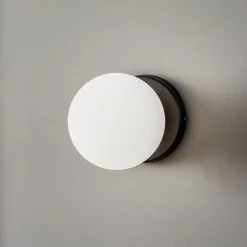 EMIBIG LIGHTING Væglamper > Væglampe Kiba, sort/guld, lampeskærm af glaskugle