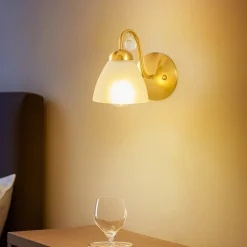 Lamkur Væglamper|Væglamper > Væglampe Miranda med glasskærm, messing