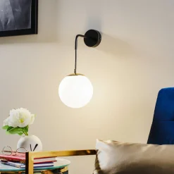 Væglamper ^ EMIBIG LIGHTING Væglampe Ognis K1 med kugleformet skærm, sort/guld