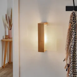 Væglamper ^ SOLLUX LIGHTING Væglampe Shifted 1, glas og lyst træ